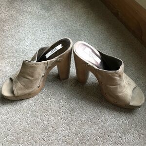 SimplyVera Vera Wang high heeled platform mule sandal with stud accents-size 8.5